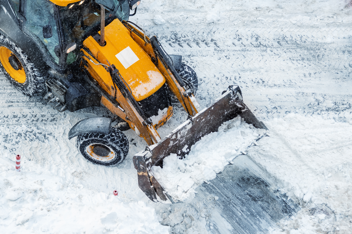 tractor-loader-machine-uploading-dirty-snow-into-d-2022-09-20-23-51-38-utc_WEB